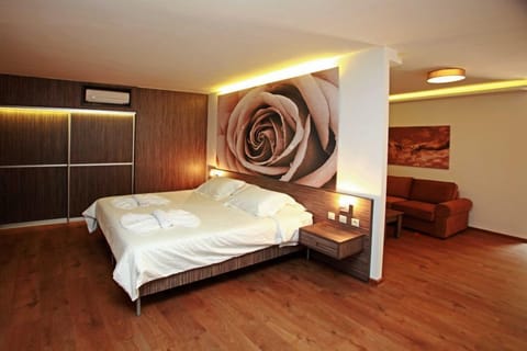 Executive Suite | In-room safe, soundproofing, free WiFi, bed sheets