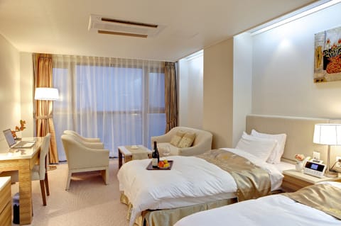 Deluxe Twin Room, Partial Ocean View | Down comforters, desk, laptop workspace, free WiFi