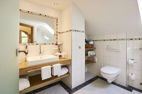 Suite, Balcony | Bathroom | Free toiletries, hair dryer, bathrobes, slippers