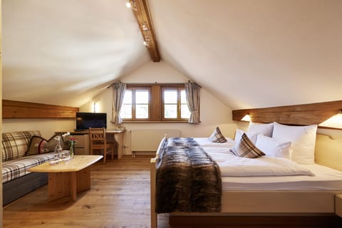 Standard Double Room | Living area | Flat-screen TV