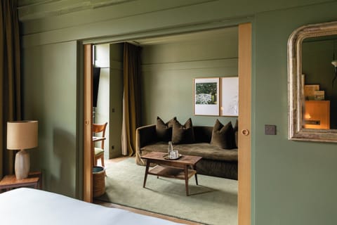 Junior Suite | Minibar, individually decorated, individually furnished, desk