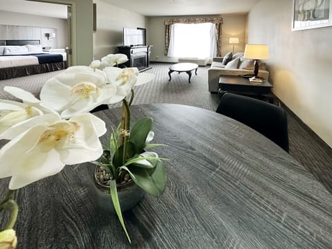 Deluxe Suite with Ocean View | Living area | LED TV