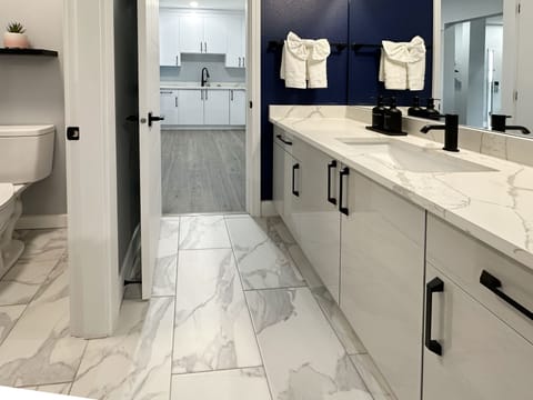 Family Suite with Jacuzzi | Bathroom | Hair dryer, towels