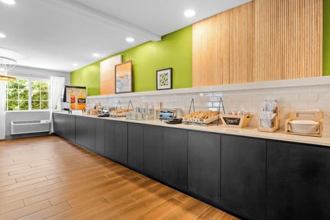 Free daily continental breakfast