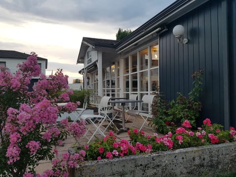 Breakfast, lunch, dinner served; French cuisine 