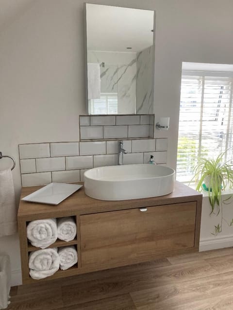 Double Room, Ensuite | Bathroom | Shower, towels, soap, shampoo