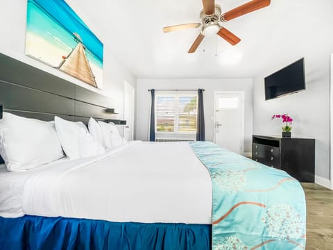 Basic Studio Suite | Hypo-allergenic bedding, in-room safe, individually decorated