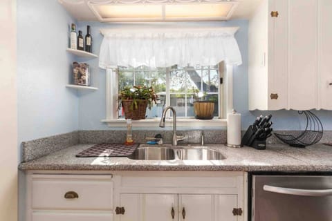 Airy and Clean Country Kitchen with a view of the backyard
