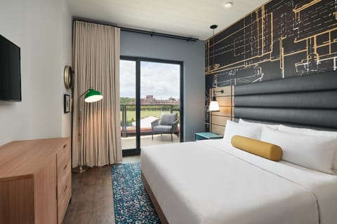 Suite, 1 King Bed, Accessible, Balcony (Communications) | Premium bedding, desk, laptop workspace, soundproofing