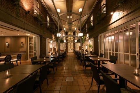 2 restaurants; breakfast, lunch, and dinner served