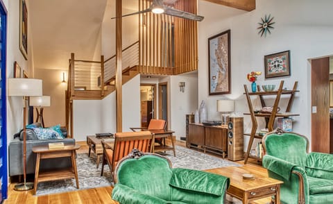 Garden Aerie Master | Living area | Flat-screen TV