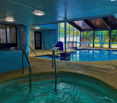 Indoor pool, seasonal outdoor pool, sun loungers