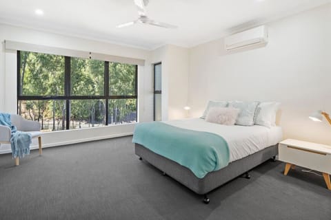 Upstairs: large master room with queen bed and en-suite with bath