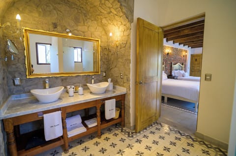 Elite Double Room (Pistoia) | Bathroom | Designer toiletries, hair dryer, bathrobes, slippers