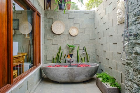 Suite Villa | Bathroom | Separate tub and shower, deep soaking tub, rainfall showerhead