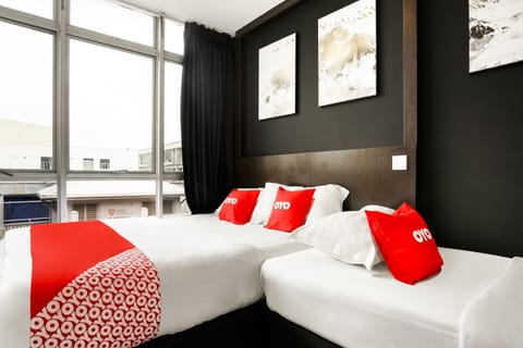 Family Suite | Desk, laptop workspace, WiFi (free), bed sheets