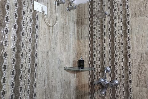 Superior Room | Bathroom | Shower, rainfall showerhead, free toiletries, hair dryer