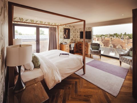 Senior Room, 1 Queen Bed (Fellows) | Premium bedding, in-room safe, individually decorated