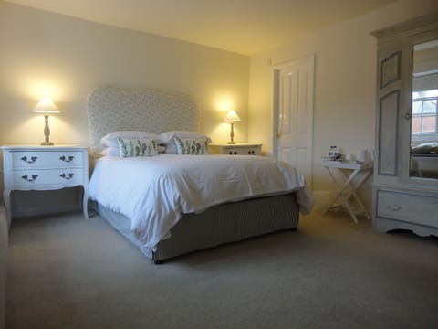 Deluxe Double Room | Desk, iron/ironing board, free WiFi, bed sheets