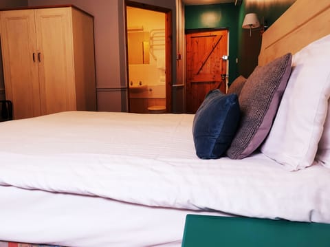Double Room | Desk, iron/ironing board, bed sheets, wheelchair access