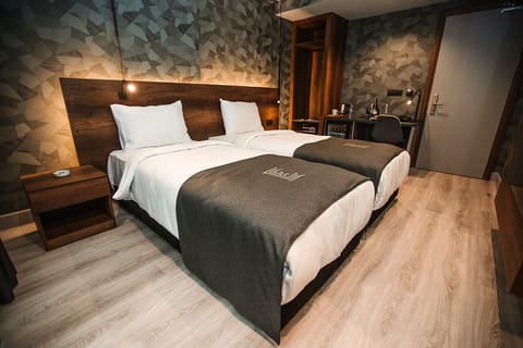 Standard Twin Room | Minibar, in-room safe, desk, laptop workspace