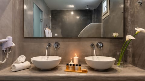 Junior Double or Twin Room | Bathroom | Shower, rainfall showerhead, hair dryer, towels