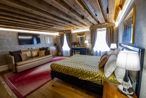 Deluxe Double Room, 1 King Bed with Sofa bed, Canal View (San Salvador) | Premium bedding, down comforters, pillowtop beds, minibar