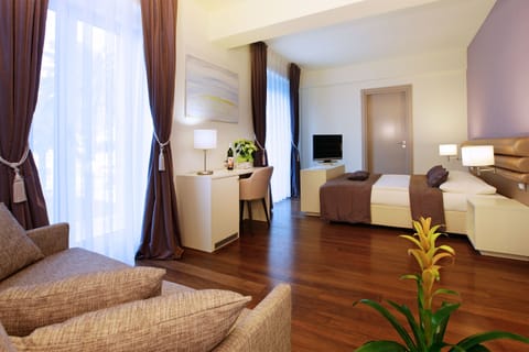 Minibar, in-room safe, desk, soundproofing