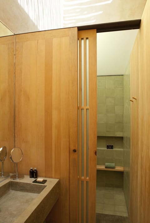 Shower, rainfall showerhead, free toiletries, hair dryer