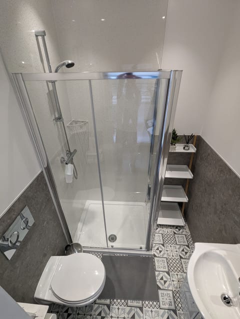 Family Room | Bathroom | Shower, hair dryer, towels