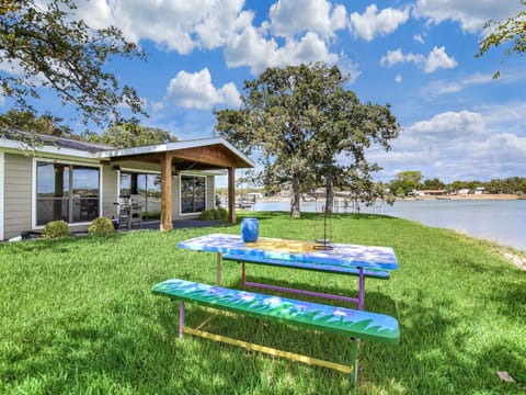 Enjoy a picnic at the lakehouse on the banks of Lake Buchanan. This pic shows the main house covered patio.