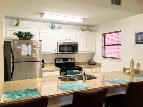 Full Kitchen - Full size Appliances & essential housewares.