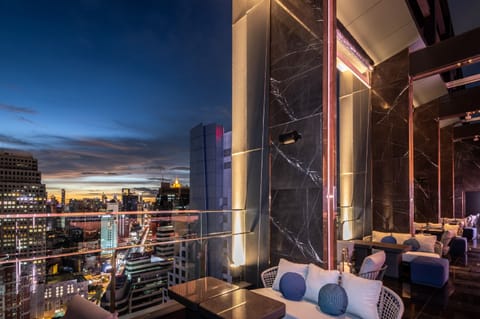 2 bars/lounges, rooftop bar, cocktail bar