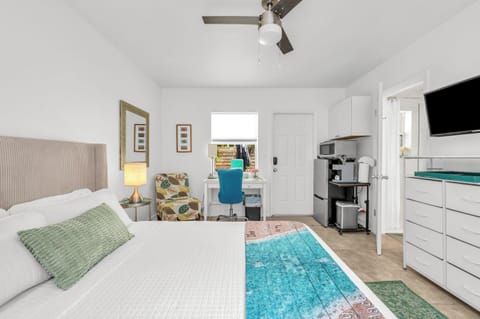 Bedroom QUEEN BED/ work space/Medium size refrigerator, K-cup coffee/microwave