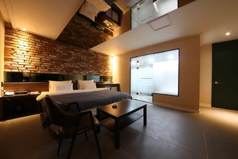 VIP | Blackout drapes, free WiFi, bed sheets