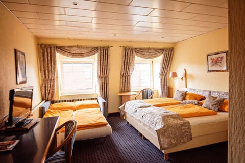 Quadruple Room, Non Smoking | Minibar, desk, cribs/infant beds, free WiFi