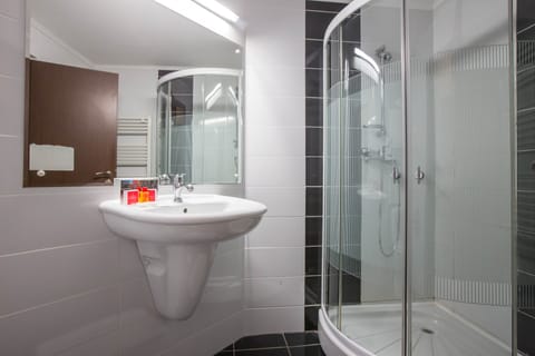Economy Twin Room | Bathroom | Free toiletries, hair dryer, bathrobes, slippers