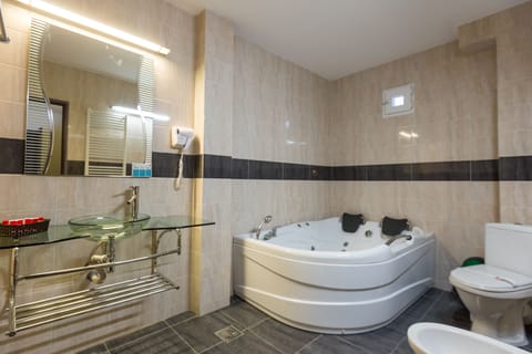 Suite | Bathroom | Free toiletries, hair dryer, bathrobes, slippers