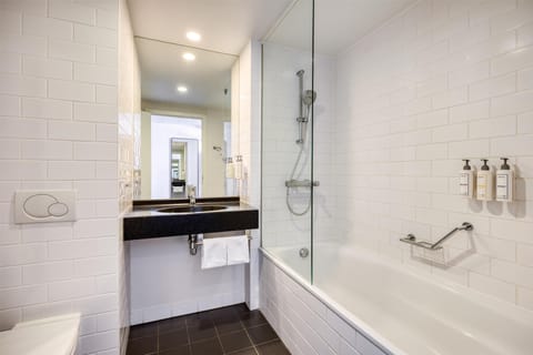Junior Suite | Bathroom | Eco-friendly toiletries, hair dryer, towels, soap