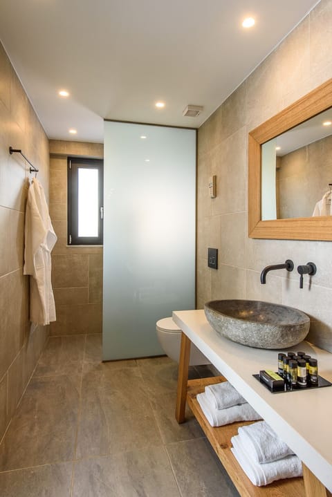 Junior Suite, Multiple Beds, Non Smoking | Bathroom | Free toiletries, hair dryer, bathrobes, slippers