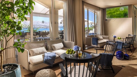 2 bars/lounges, cocktail bar