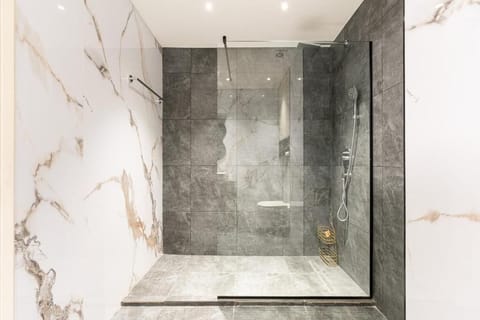 Suite | Bathroom | Shower, hair dryer, slippers, towels