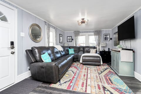 comfy Leather sectional sofa with seating for 6
