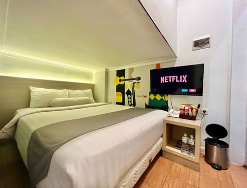 First Class Down Queen Bed | Desk, free WiFi