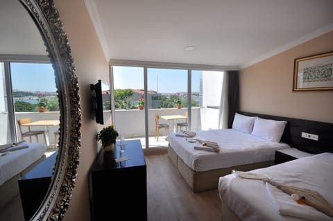 Deluxe Triple Room, Sea View | Egyptian cotton sheets, premium bedding, minibar, desk