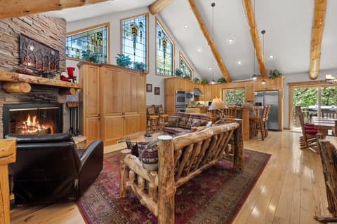 Living Room, Owner prefers as first pic.