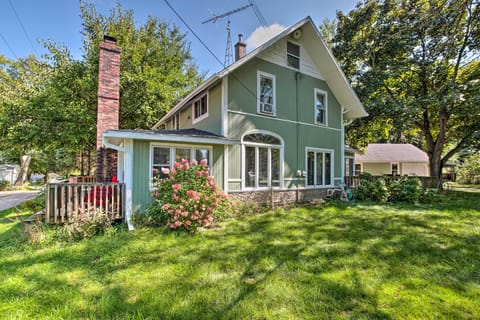Delavan Vacation Rental | 3BR | 2BA | 1,500 Sq Ft | Stairs to Access