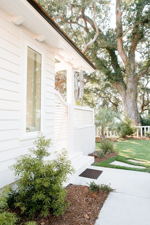 Lucia Bleu Cottage B Private Patio Entrance