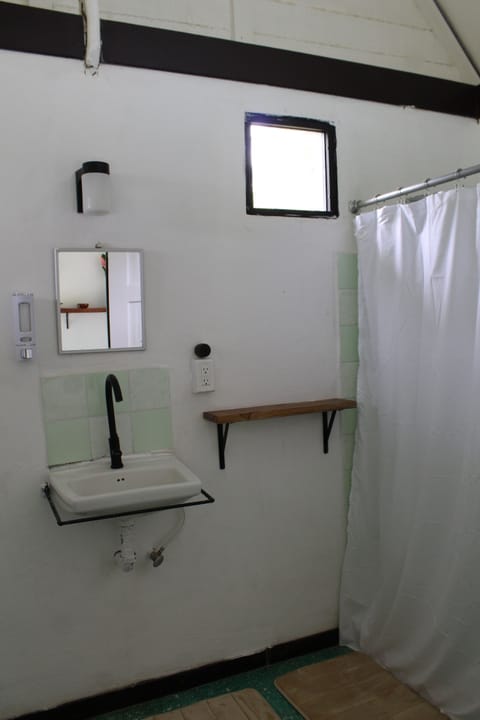 Comfort Cabin, 1 Double Bed | Bathroom | Shower, free toiletries, towels, soap