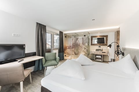 Deluxe Double Room | Living area | Flat-screen TV